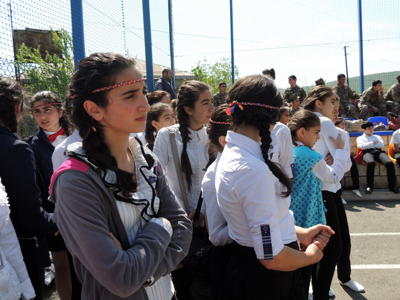 Довочка ждёт своей очереди, чтобы с классом выйти и станцевать. Довочка ждёт своей очереди, чтобы с классом выйти и станцевать.