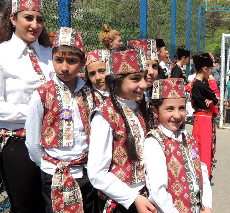 Этим мелким всё интересно. Этим мелким всё интересно.