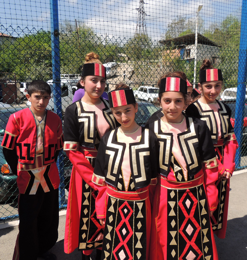 В национальной одежде. В национальной одежде.