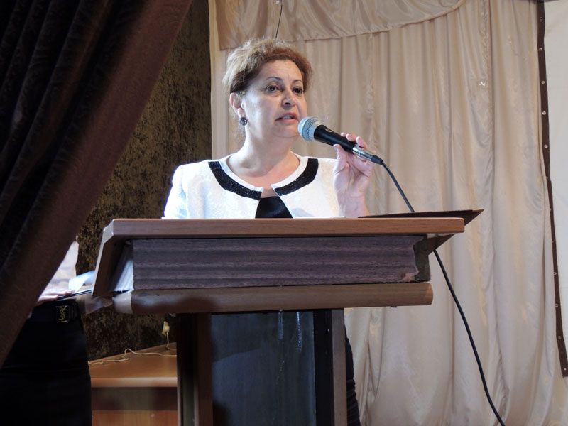 Нуне Карапетян, директор районной библиотеки говорит заключительное слово, благодарит участников и зрителей.