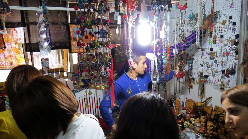 Ярмарка индийских товаров в Степанакерте. Ярмарка индийских товаров в Степанакерте.