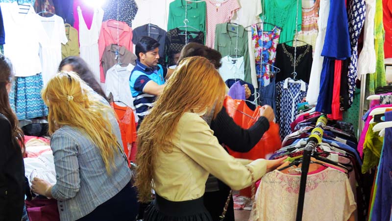 Ярмарка индийских товаров в Степанакерте. Ярмарка индийских товаров в Степанакерте.