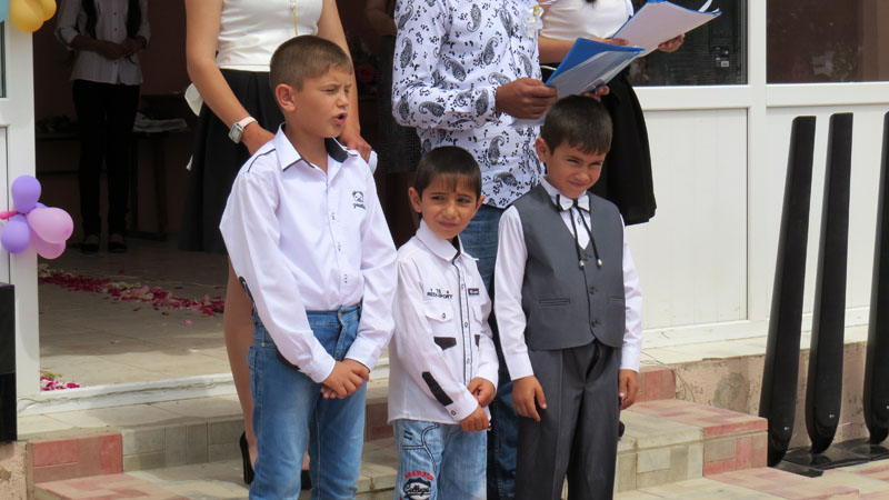 Мелкие тоже читали стихи и говорили поздравления.