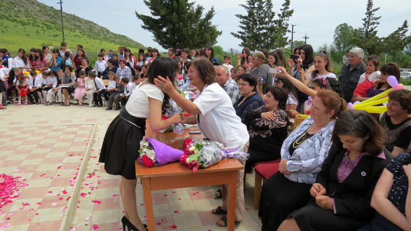 Букет дарят цветы педагогу русского языка Светлане Арутюнян.