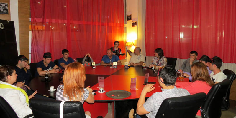 Перед началом - кто-то заказывает сок, пиво, кофе, чай....