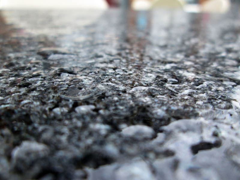 После дождя. Поверхность столика в уличном кафе.