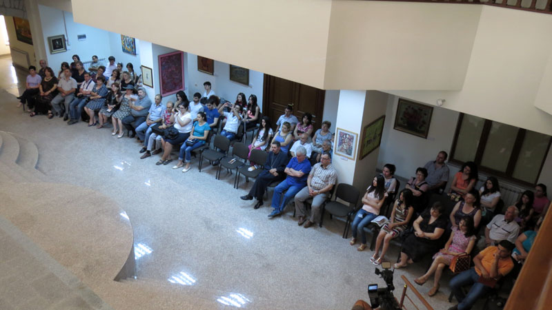 Зрители. Фото со второго этажа галереи.