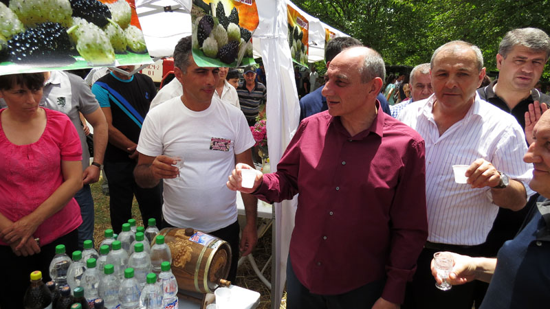 Бакко Саакян поднял тост за это мероприятие. пожелал мира всему нашему региону... Бакко Саакян поднял тост за это мероприятие. пожелал мира всему нашему региону...