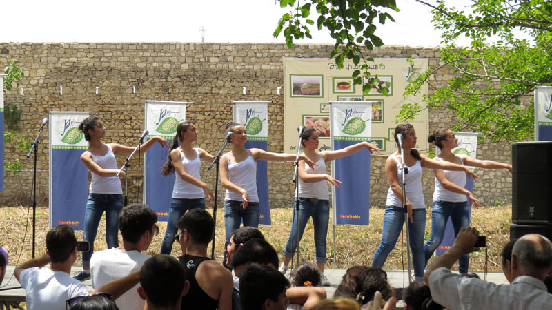 Девушки танцуют. Девушки танцуют.