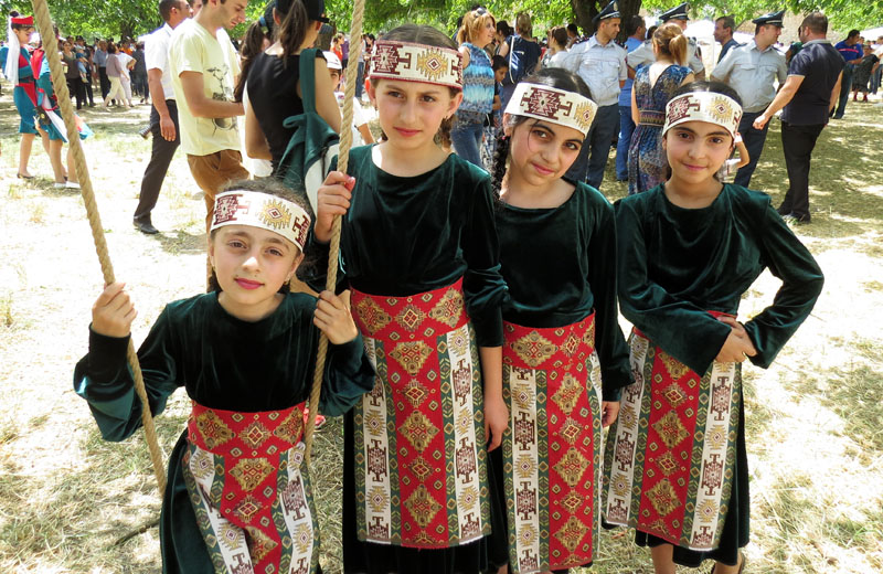 Забавные малышки в национальной одежде. Забавные малышки в национальной одежде.