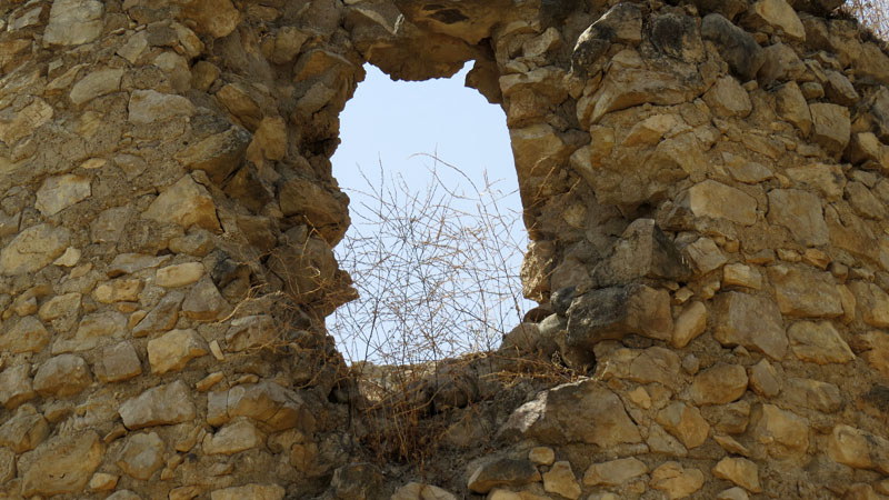 Старая бойница в монастырской стене. Старая бойница в монастырской стене.