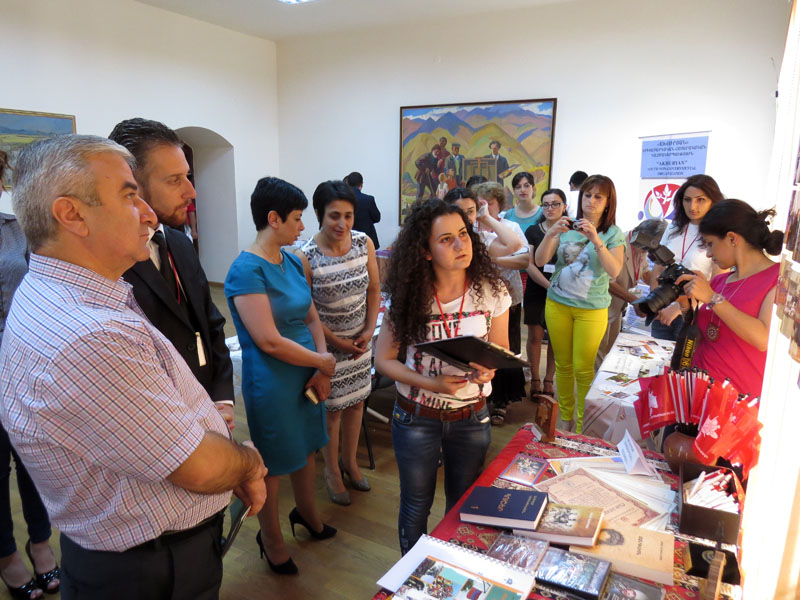 Гегануш Саркисян презентует работу молодёжного крыла партии Дашнакцутюн. Степанакерт Гегануш Саркисян презентует работу молодёжного крыла партии Дашнакцутюн. Степанакерт