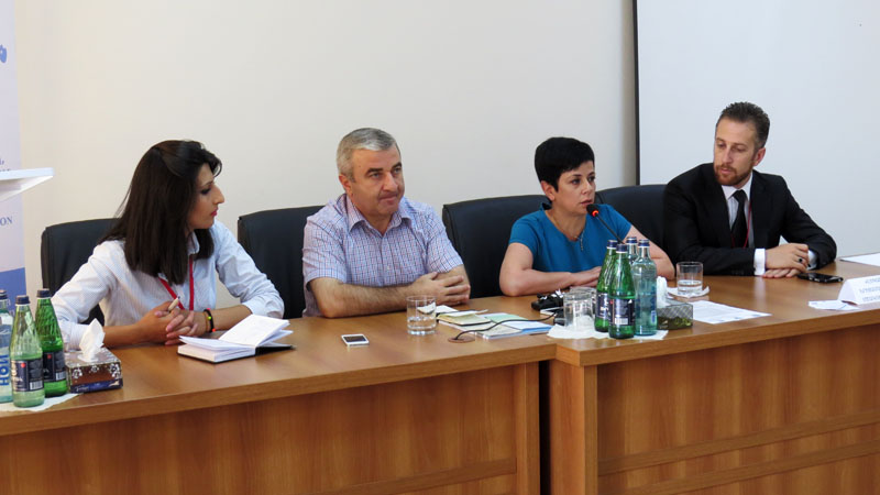 На вопросы отвечают смикер Ашот Гульян и министр культуры НКР Нарине Агабалян.. На вопросы отвечают смикер Ашот Гульян и министр культуры НКР Нарине Агабалян..