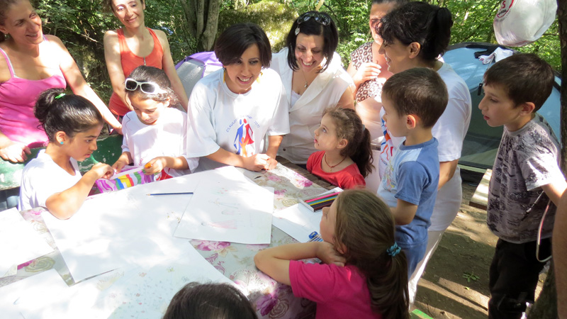 Ануш, Лусине и Анаит распрашивают детей, что они нарисовали. Ануш, Лусине и Анаит распрашивают детей, что они нарисовали.