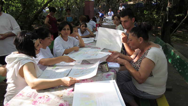 Комиссия обсуждает рисунки детей. Комиссия обсуждает рисунки детей.