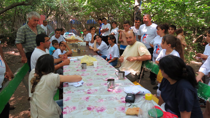Священник Армен Ареян (справа на скамейке) говорит о Боге... Священник Армен Ареян (справа на скамейке) говорит о Боге...