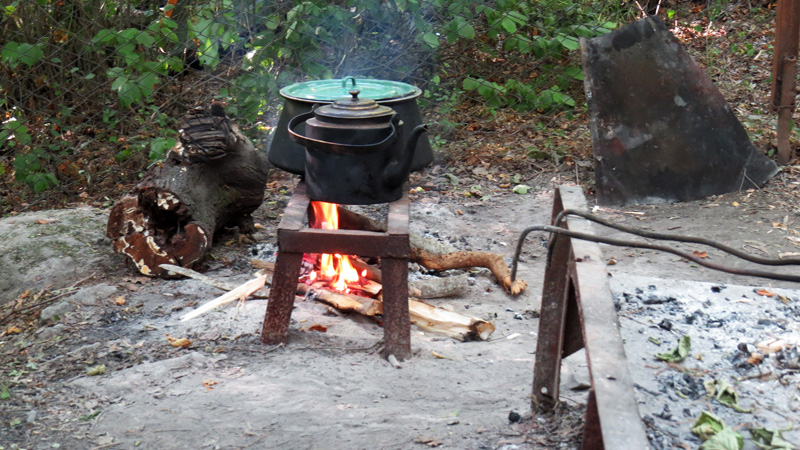 Полевые чайник и казан на огне. Полевые чайник и казан на огне.