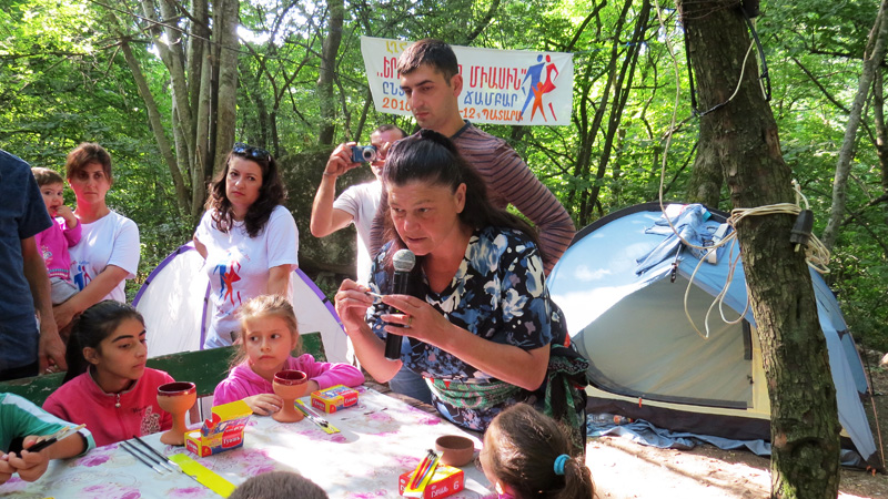 Тикин Лусине объясняет детям задание. Тикин Лусине объясняет детям задание.