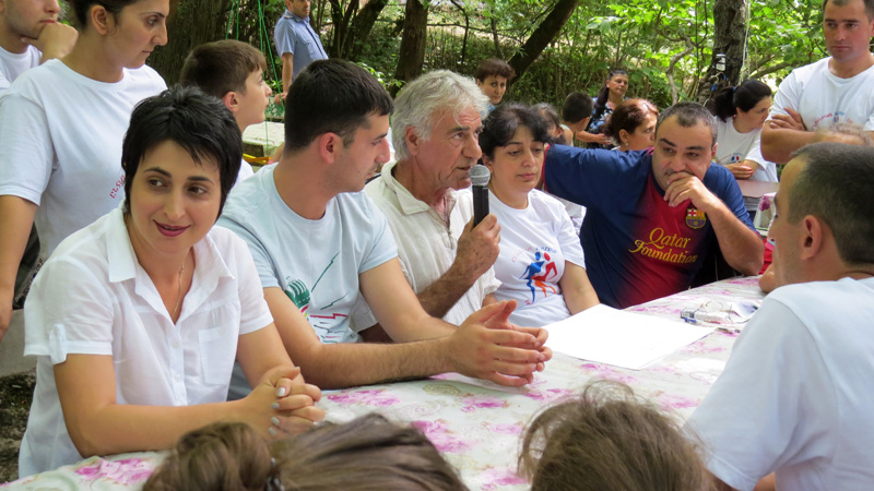 Аслан Григорян объясняет правила проведения соревнования. Аслан Григорян объясняет правила проведения соревнования.