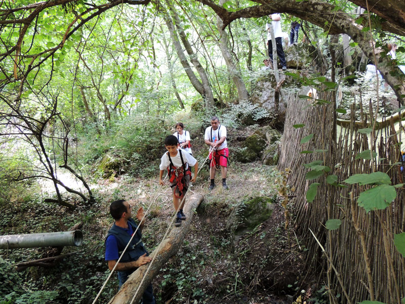 Семья Баграта Акопджаняна на препятствии переход через бревно. Семья Баграта Акопджаняна на препятствии переход через бревно.