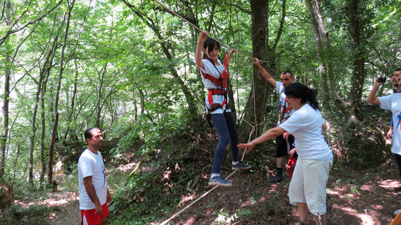 Препятствие параллельная верёвка проходит семья Вартана Алексаняна из Степанакерта. Препятствие параллельная верёвка проходит семья Вартана Алексаняна из Степанакерта.