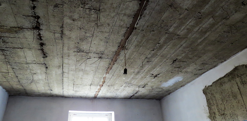 Во всех комнатах потолок бетонный. Во всех комнатах потолок бетонный.