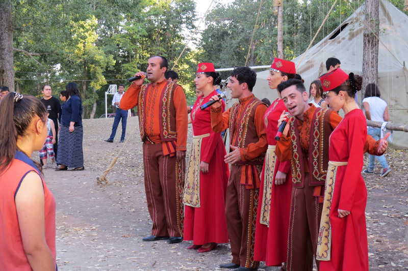 Выступают артисты государственного этнографического ансамбля Карабаха «Мы и наши горы».