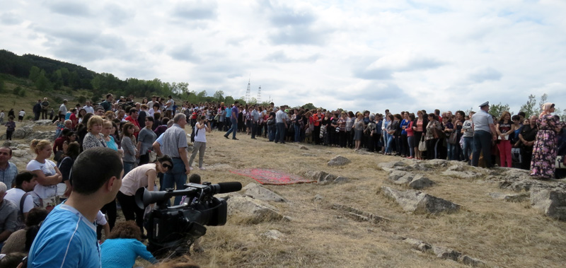 Перед началом показа. Люди начали собираться на площадке. Перед началом показа. Люди начали собираться на площадке.