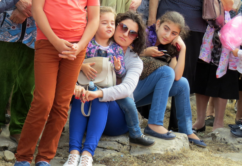 Малышке солнцк светит прямо с глаза... Малышке солнцк светит прямо с глаза...