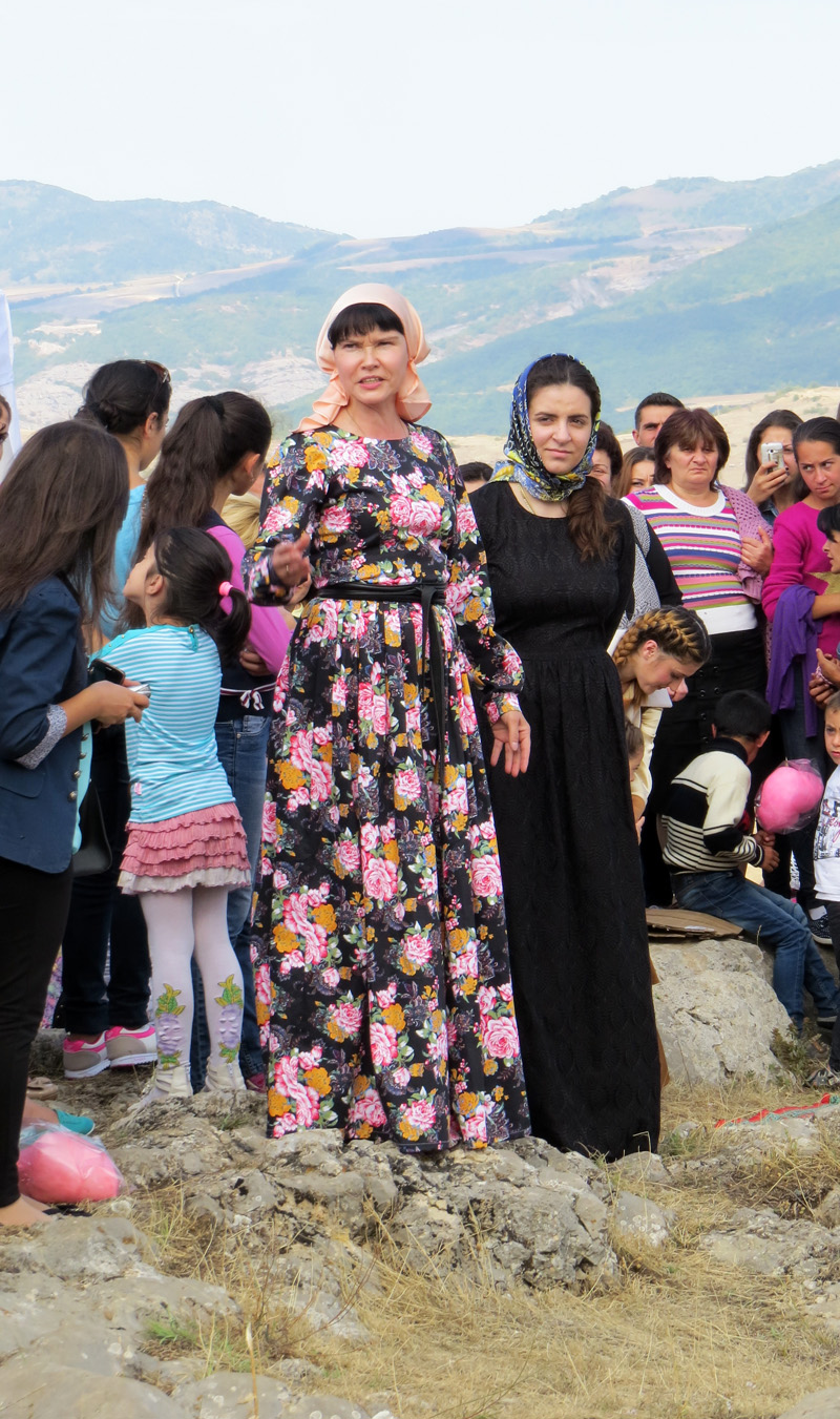 Алёна Стерлигова открывает мероприятие. Слева от неё Анна Багдасарова. Алёна Стерлигова открывает мероприятие. Слева от неё Анна Багдасарова.