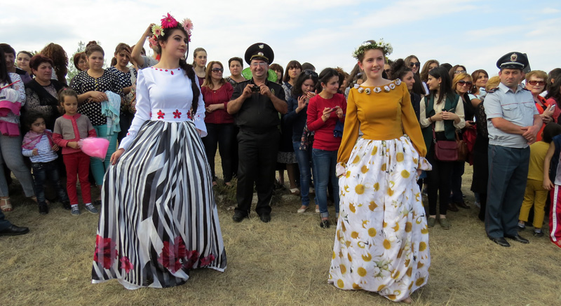 девушки в платьях для показа. девушки в платьях для показа.
