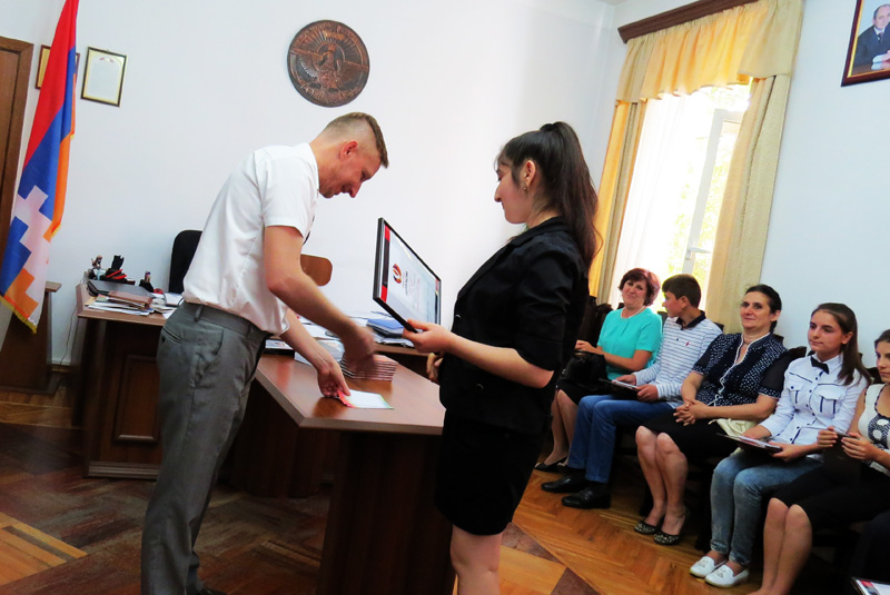 Награждение Эрики Атаян, ученицы Гадрутской средней школы. Награждение Эрики Атаян, ученицы Гадрутской средней школы.