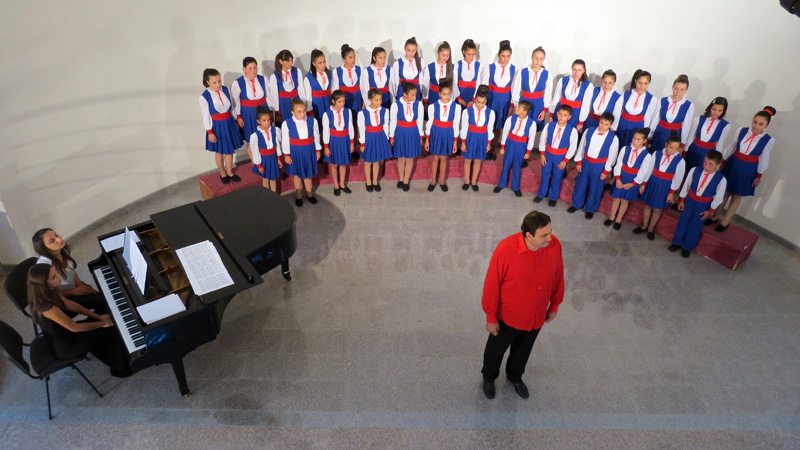 Художественный руководитель ансамбля Варанда Закар Кешишян со своей группой.