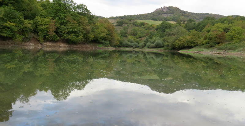 Отображение горы и облаков в воде. Отображение горы и облаков в воде.