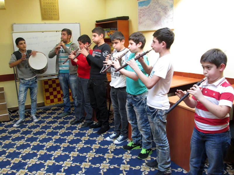 Ученики класса дудука и зурны армянского культурного центра  Айартун г.Тбилиси, исполняют Tsagik es.