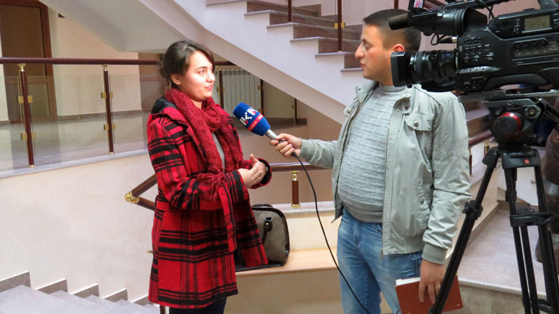 Первую премию получила Шогер Саркисян за сочинение Тропинка в нагорный рай. Даёт интервью Арйахскому телевидению.