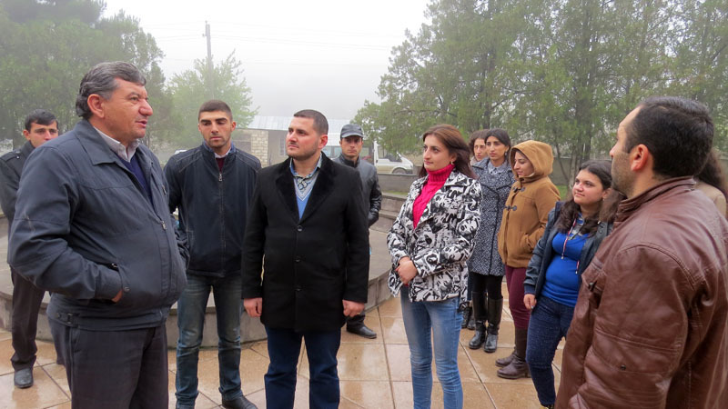 Глава администрации Вилен Петросян с молодёжью Степанакерта.