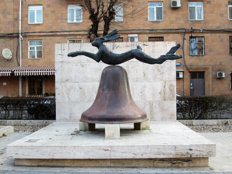 Работа британца Барри Флэнаган  "Заяц на колокольне".