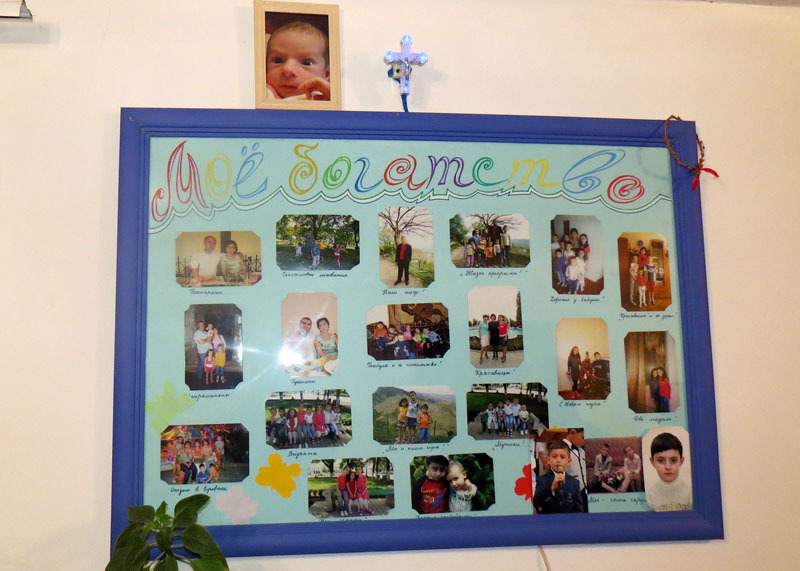  Богатство Ярослала и Эллы в фотографиях. Хоренчик пришёл немного с опозданием, поэтому его фото наверху стенда.