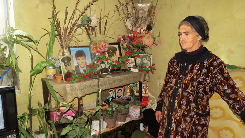 Зоя свекровь Гоар с фотографиями своих детей...