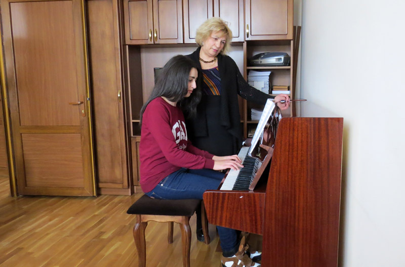 Карина со студенткой 2 курса хородирижёрского отделения  Дианой Оганян/