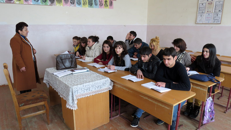 Урок армянского языка проводит педагог Анаит Суварян. 3 курс парикмахерское дело Урок армянского языка проводит педагог Анаит Суварян. 3 курс парикмахерское дело