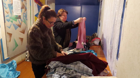 Сусанна Петросян (слева) и Галина Сомова сортируют вещи по размерам.