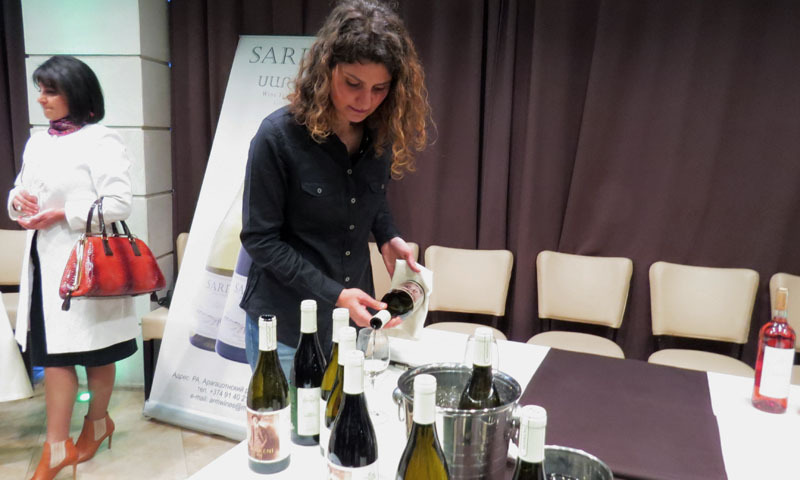 Карине наливает мне для дегустации вино «Воскени» из Араратской долины, Аштаракского района. При изготовлении были использованы сорта винограда «Воске