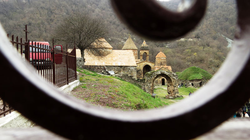 Монастырь Дадиванк (4-6 вв.). Взгляд через церковную решётку. Монастырь Дадиванк (4-6 вв.). Взгляд через церковную решётку.