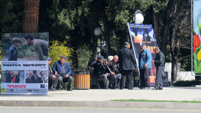 По дороге  увидел наших «политологов»-стариков. Поговорил с ними.