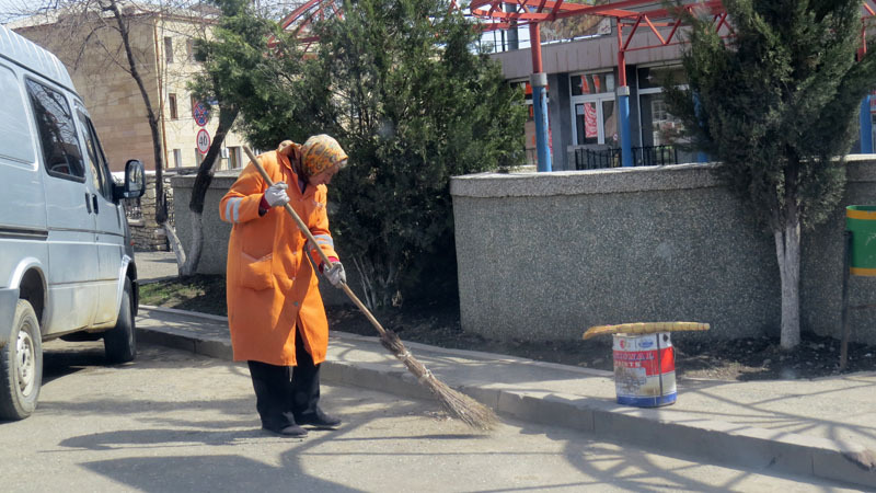Увидел женщину, подметающую улицу. Увидел женщину, подметающую улицу.