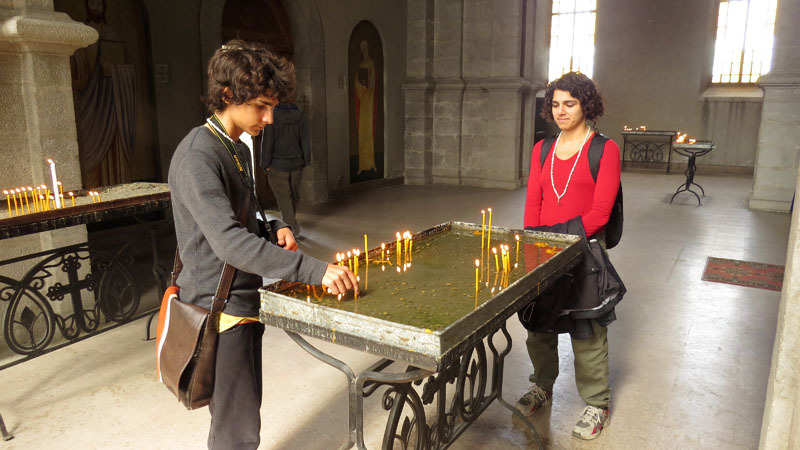 Иностранцы-армяне стояли там же. Познакомились. Оказалось, приехали из Аргентины. Иностранцы-армяне стояли там же. Познакомились. Оказалось, приехали из Аргентины.