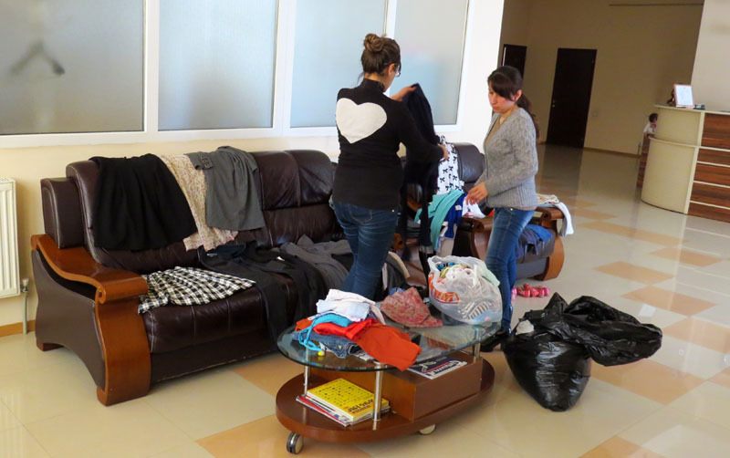 Девушки-работницы гостиницы рассортировали вещи, привезённые мной. Девушки-работницы гостиницы рассортировали вещи, привезённые мной.