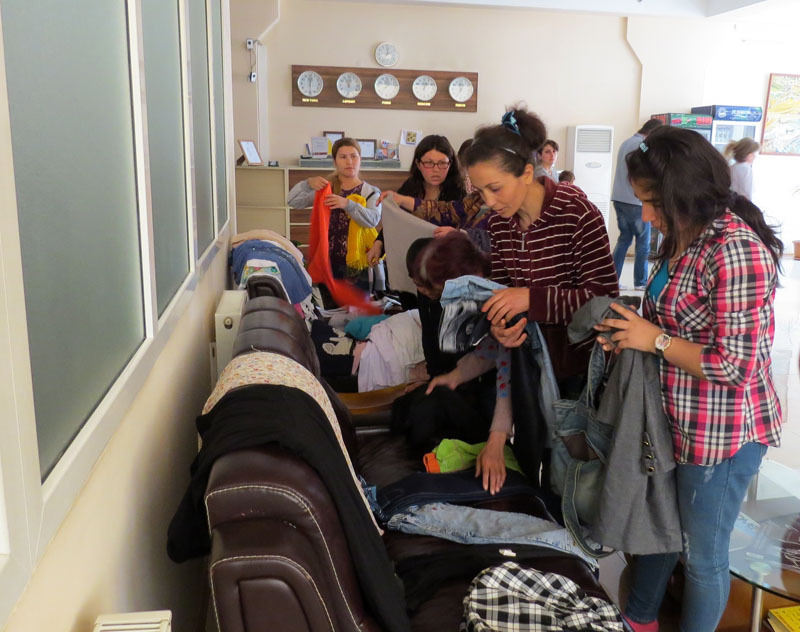 Мартакертские беженцы выбирают вещи... Мартакертские беженцы выбирают вещи...